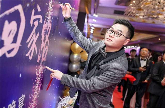 【高光“疫”事】勇敢逆行的特殊“网约车”——来利国际w6690后，用信念打通生命运输线